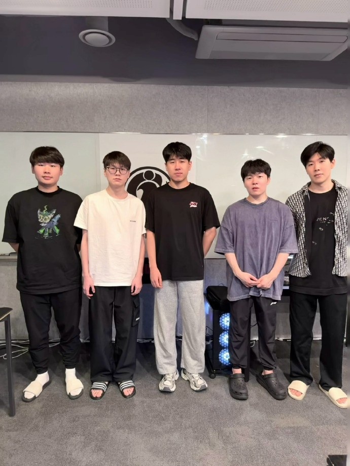 IG晒选手合照:抓兄弟们来张中秋节合照,祝大家中秋节快乐