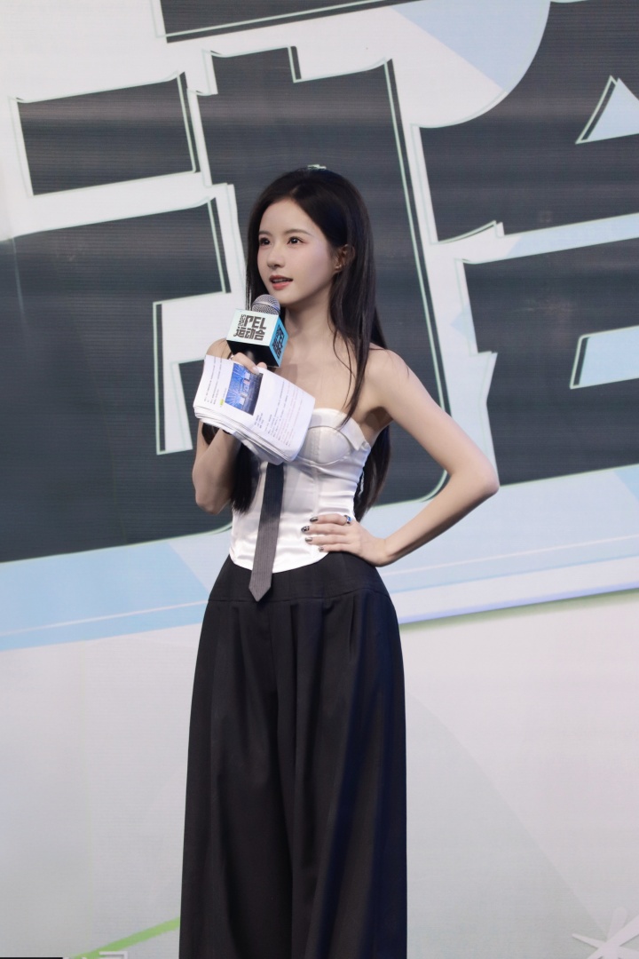 好美👅PEL主持方游晒照：肤白貌美搭配纯欲辣妹抹胸