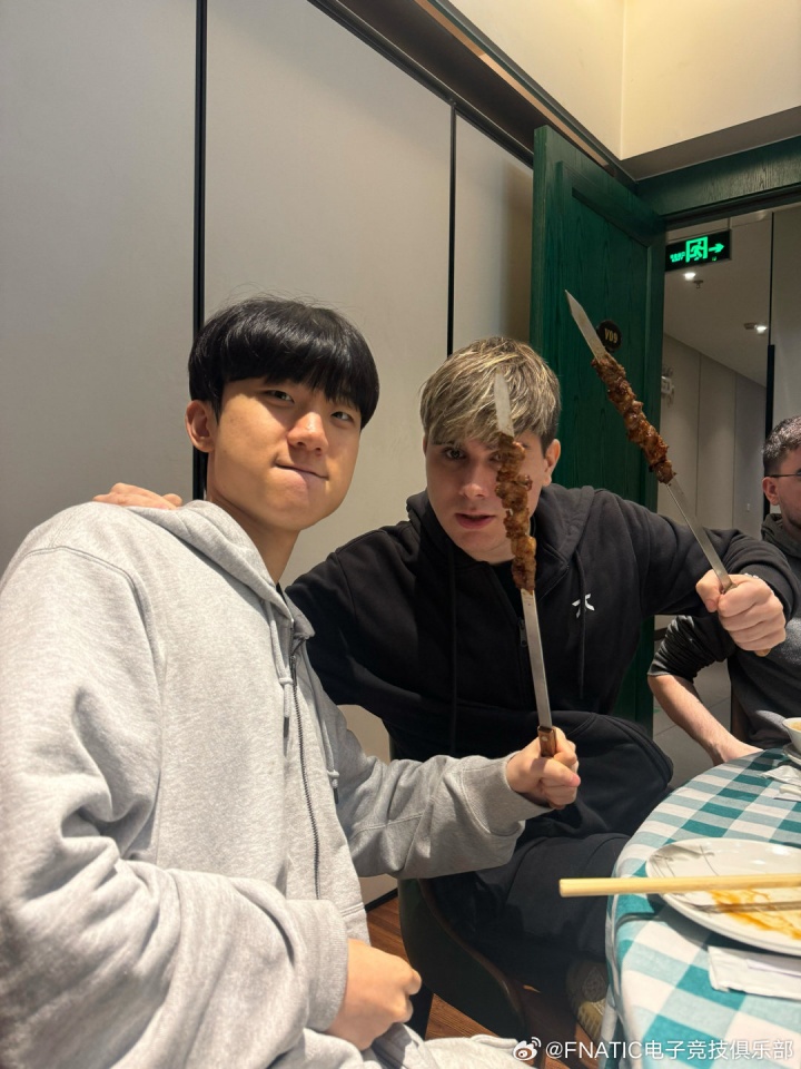 别吃小杨生煎!FNC晒在华照片:感受中餐 干饭时间