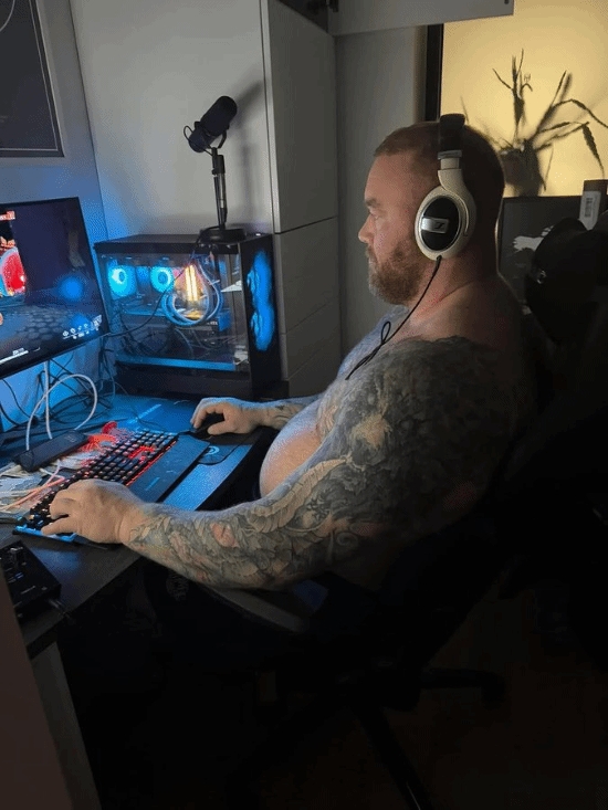 《权游》“魔山”演员晒打游戏照片：我爱玩《CS》