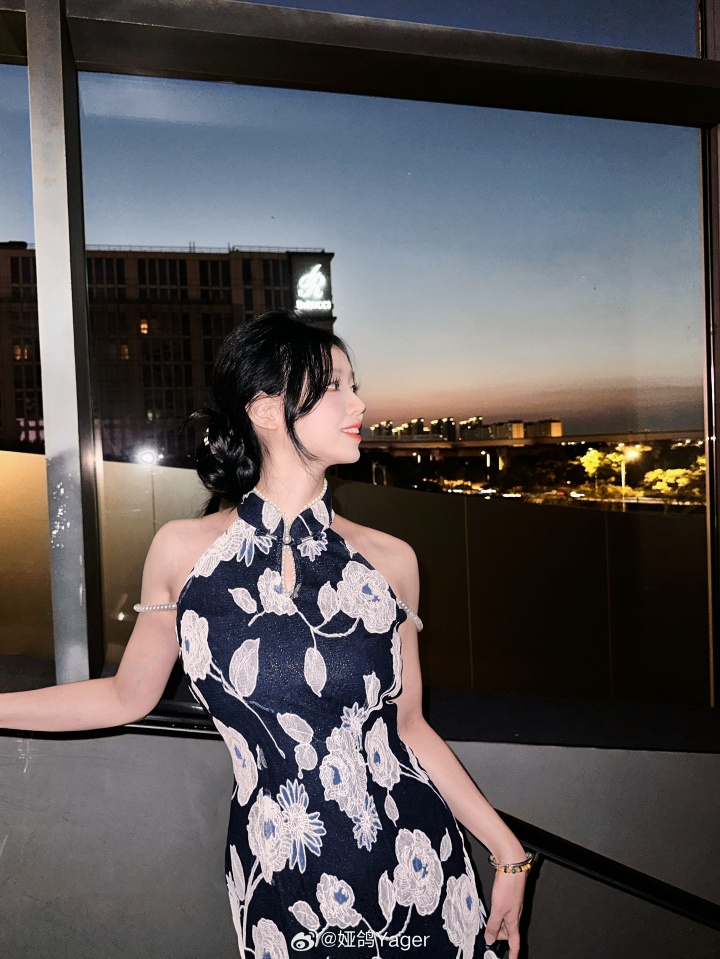 永劫无间主持娅鸽晒照:要不要一起看今天的晚霞~