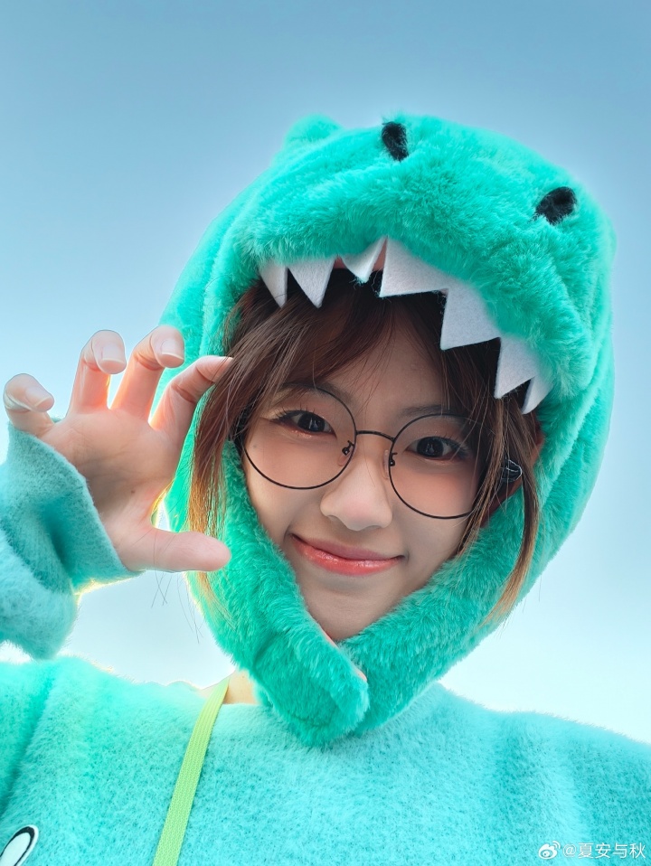女主持人夏安分享S15工作照及日常:挽手余霜,还和Viper比手势~