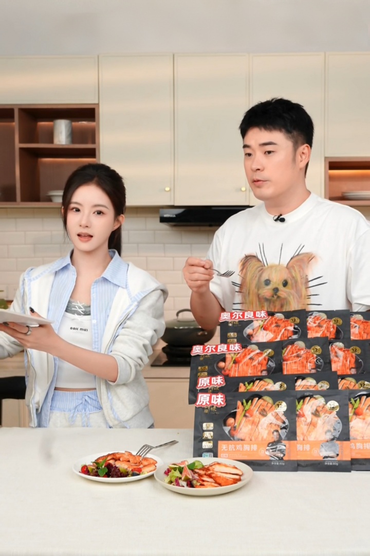 陈赫你还看和平精英？美女主持方游晒今天带货合照：烤肠杀手的一天