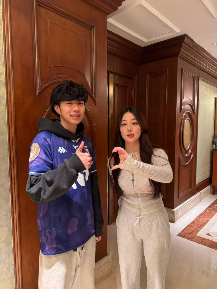 MKOI晒出中单JOJO与解说Kitty合照：希望你喜欢Jojo带去的队服