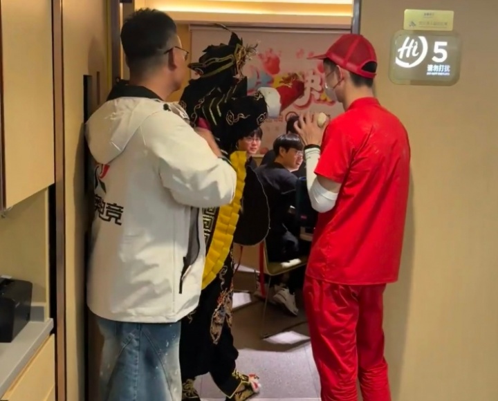 就好这一口！网友在海底捞偶遇GEN T1