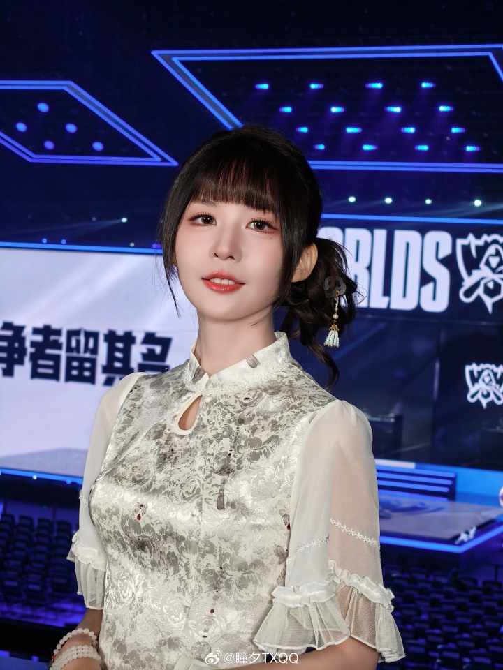 判若两人！解说瞳夕晒照：在自己熟悉的城市与热爱的游戏相遇