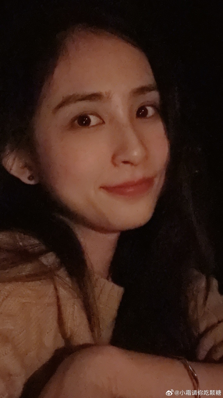 OWL主持小霜晒照：和朋友在一起是全世界最幸福的事情之一