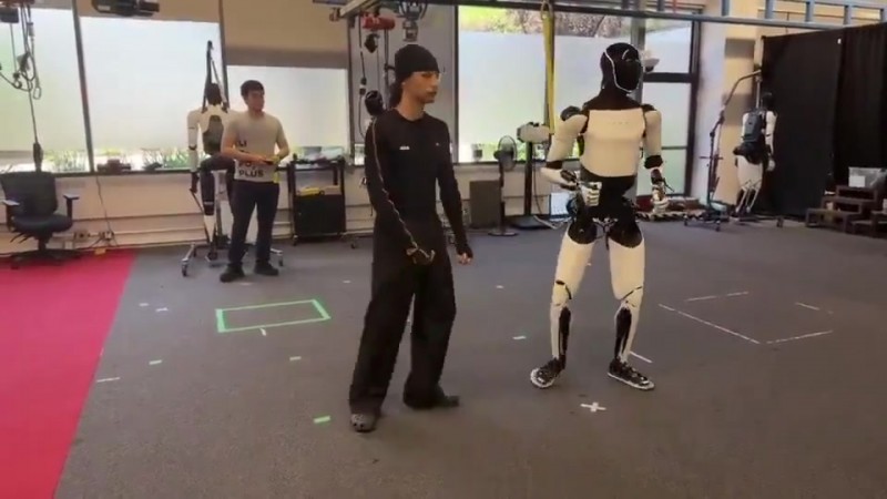 这么先进？！马斯克回应特斯拉机器人练功夫：是AI不是遥控
