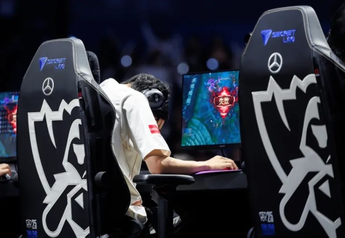 LOL官推分享水晶爆炸时Shanks捂脸的照片并配文：梦想破灭