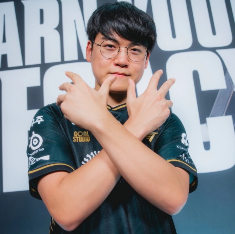 LOL官方分享Gumayusi照片并配文：Gumayusi的新姿势刚刚出炉