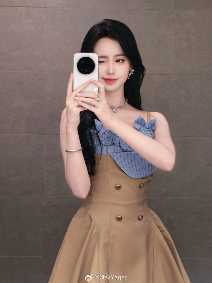 永劫无间解说娅鸽晒照:花朵连衣裙更显白皙皮肤