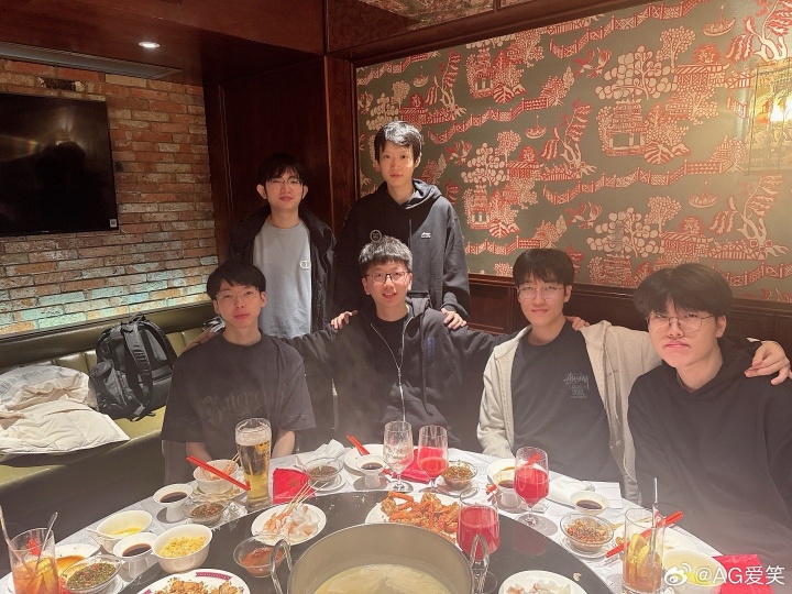 要散伙了吗😭AG经理爱笑晒与AL队员合影:25年我心中最好的五个人