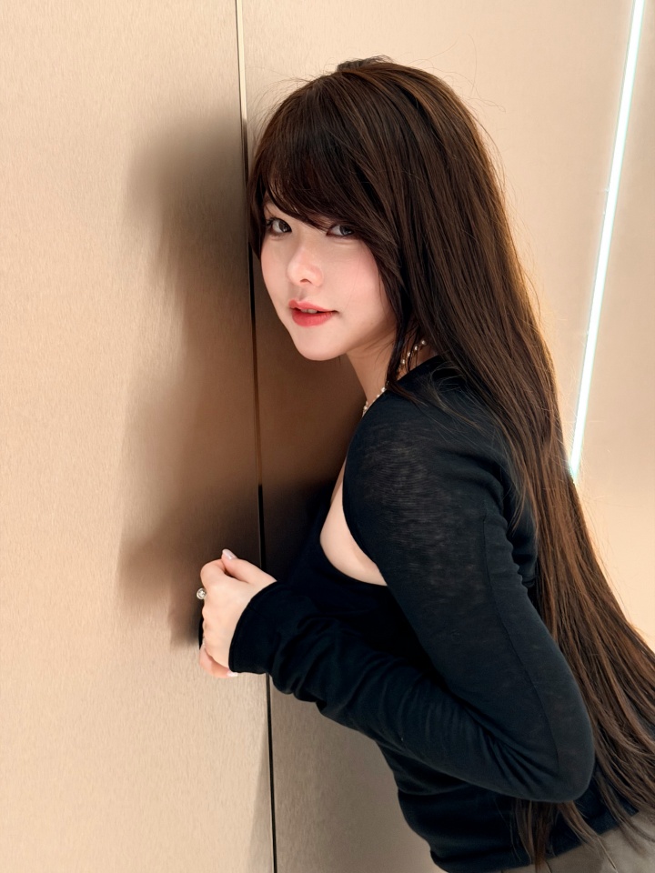 mayumi更博晒照：黑色也别有一番韵味