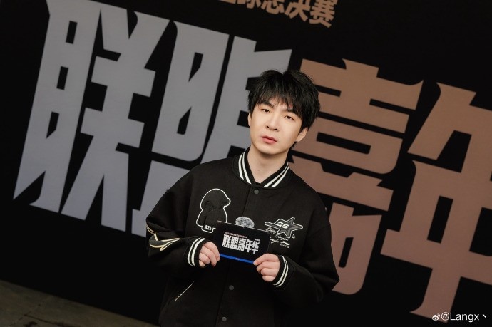 Langx分享英雄联盟嘉年华表演赛照片：🥳🥳🥳