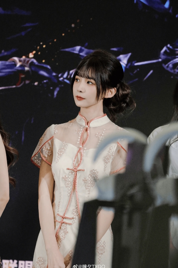 瞳夕更博晒照:收到了美女送的花开心,我也是拥有身份证的混分怪了