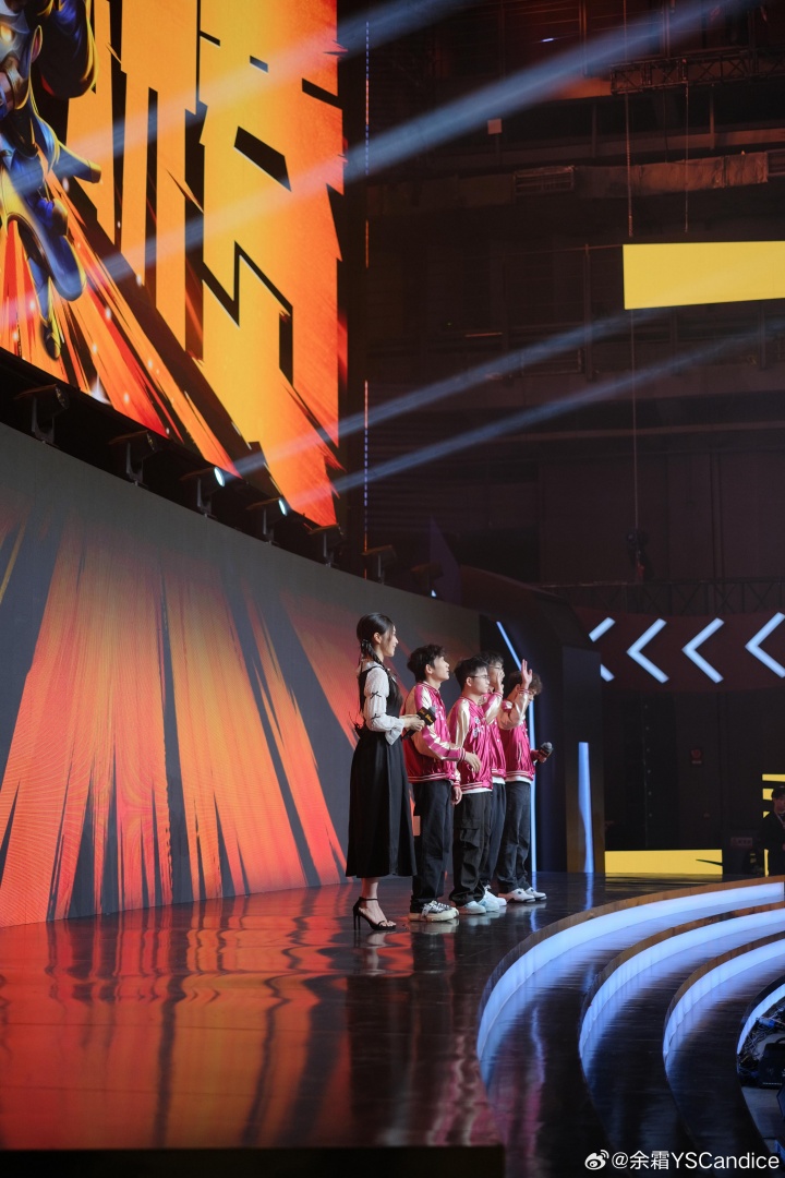 主持余霜更博晒照:Joc半决赛之打工日记