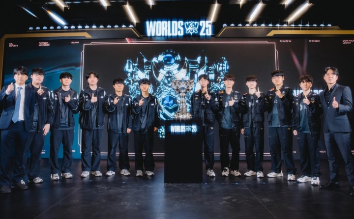 赛事官方分享T1、KT队员在召唤师奖杯前合影：S15决赛队伍