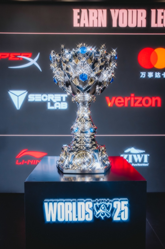 S15冠军奖杯和FMVP奖杯🏆吧友们觉得如何?