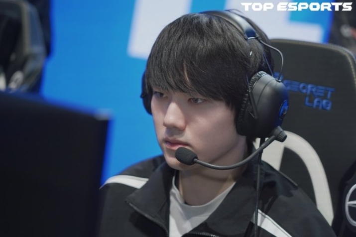 根据目前合同库信息:JackeyLove、Knight、ON均将在11月18日与队伍合同到期