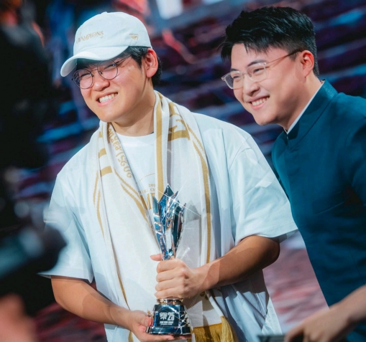 Gumayusi：能由中国最伟大的下路选手Uzi为我颁发FMVP非常有意义 他是我的榜样