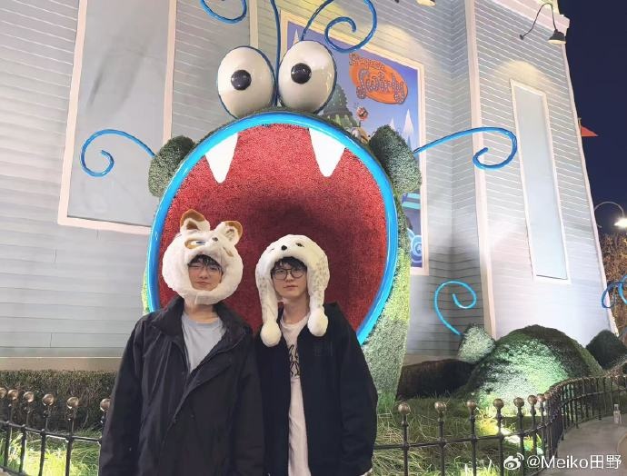 Meiko晒照:北京霍格沃茨的夜晚真冷 跟老猪合影的猫头鹰就是我