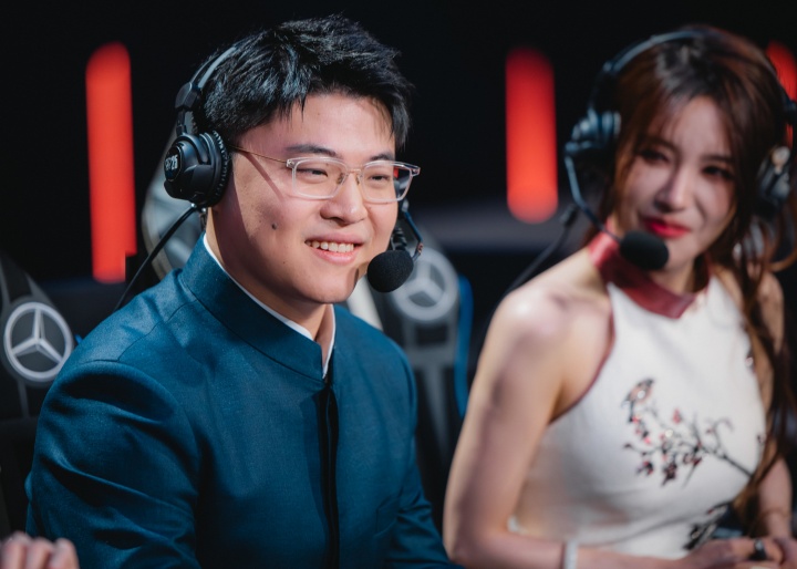 媒体透露Uzi近期消息：10月中旬有队伍给Uzi递了份很可观的合同！