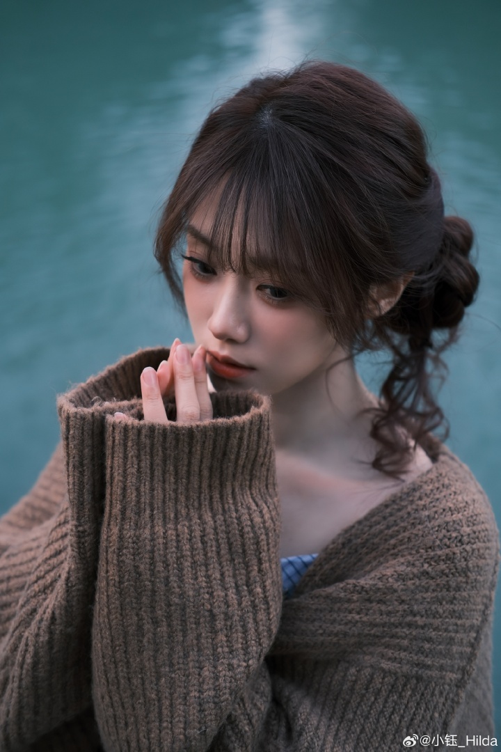 LPL美女主持人小钰晒照：深秋的浙传还是一如既往的美丽~