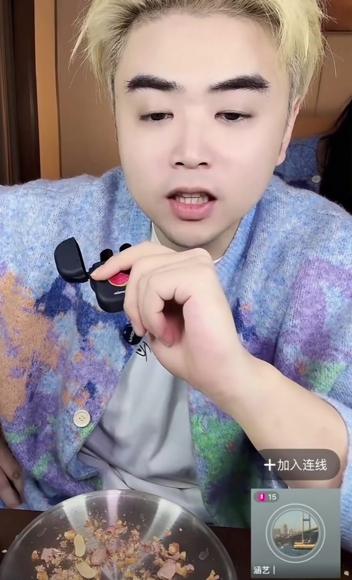 朱开：Light明年不打了 我自己问的他 他平时都是喊我师父的