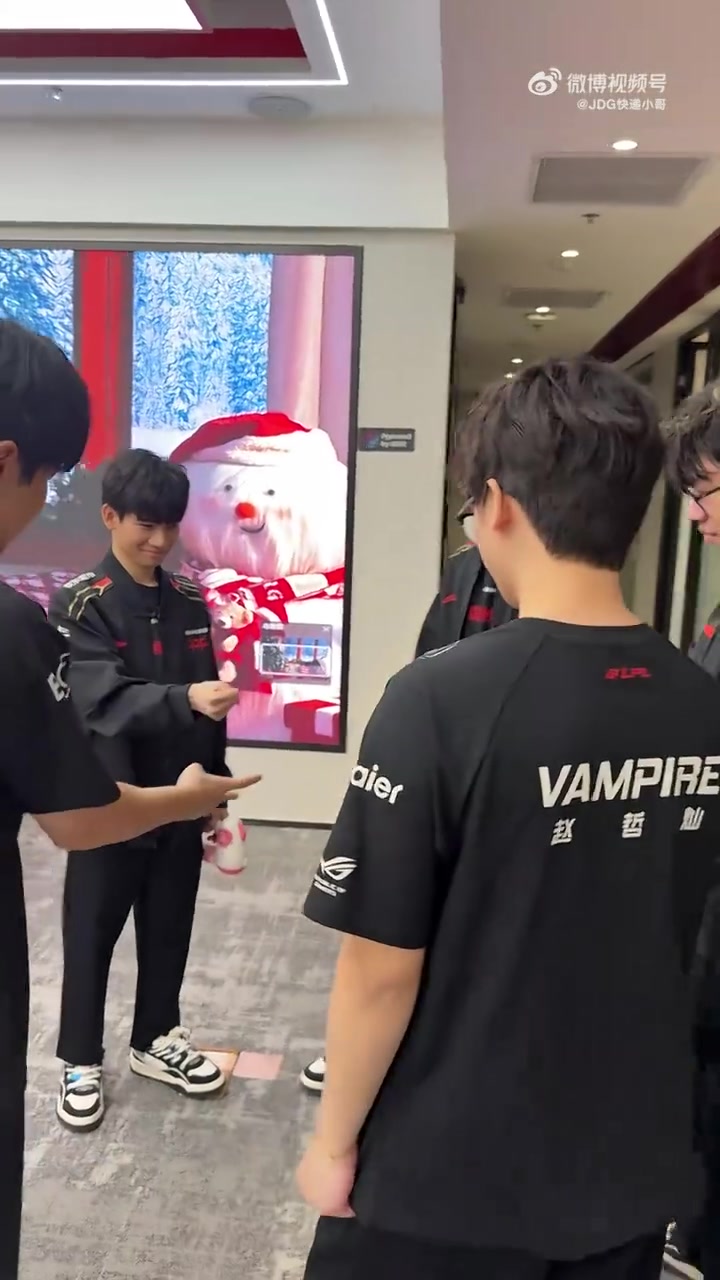 JDG赛后发布视频：祝小宝们平安夜快乐今夜礼物已送达