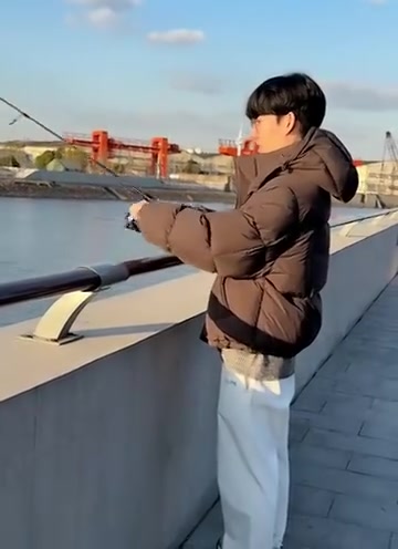 BLG官媒分享队员日常：分享一个生活化演技的钓鱼小per