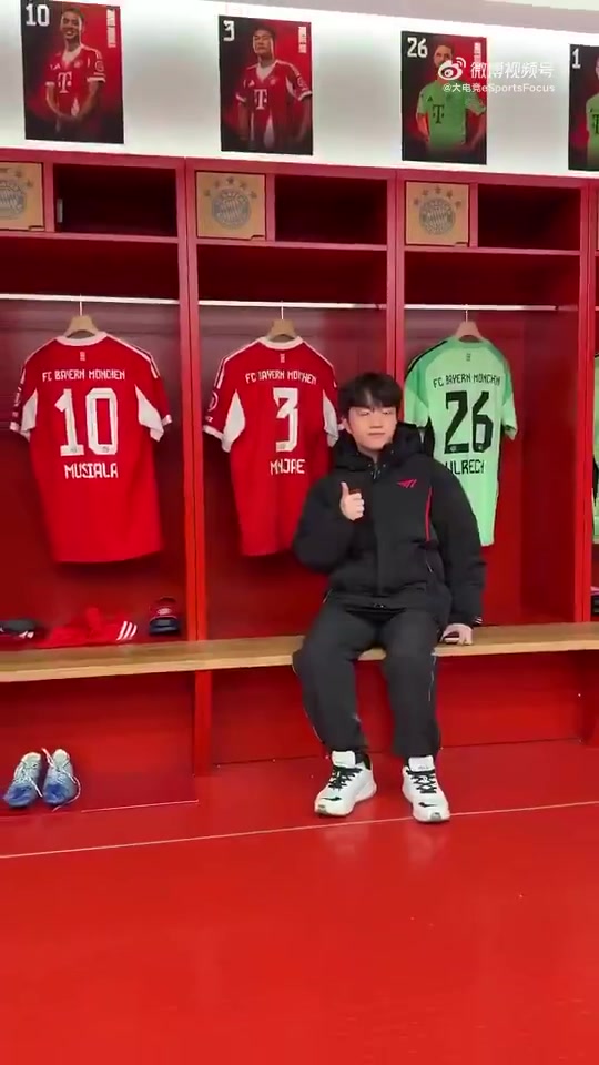 T1分享动态：选手们在拜仁主场手持球衣合照