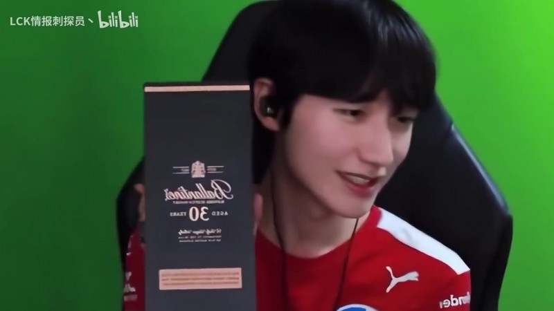 Peanut直播展示Lehends送的礼物：百龄坛威士忌