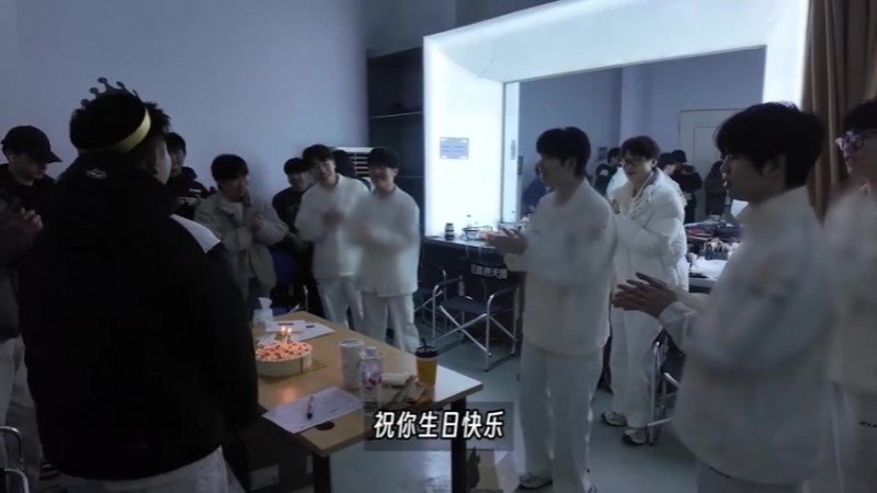 IG发布辅助Jwei生日VLOG：来看看Jwei的狂野派分蛋糕～