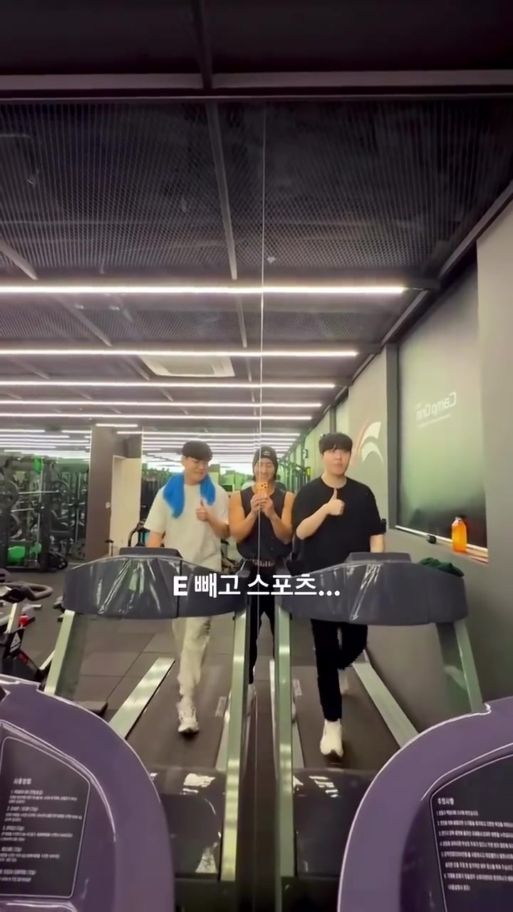 认真锻炼~健身教练分享Kanavi、Gumayusi健身房锻炼视频