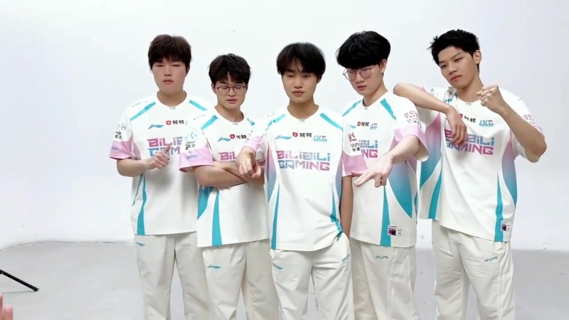 BLG发布定妆照拍摄花絮：合照花絮～来点会动的喵