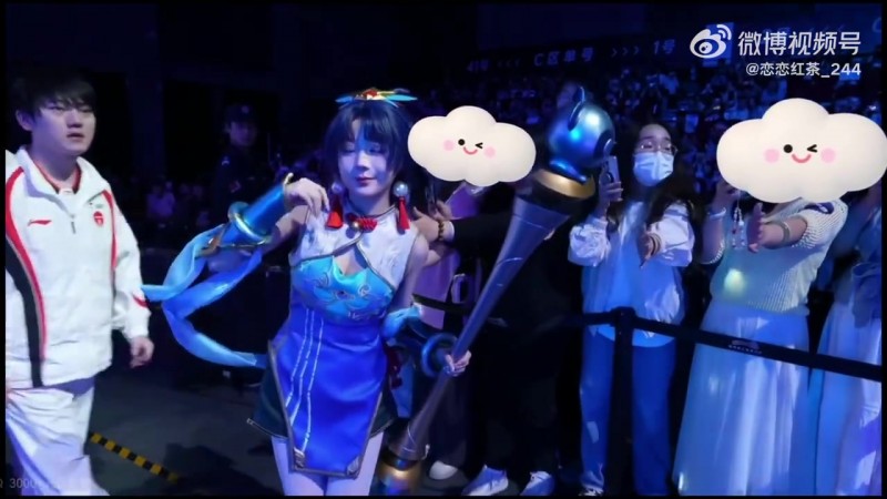 fengyue笑嘻了😆JackeyLove开场险些撞到女COSer：撤回.GIF