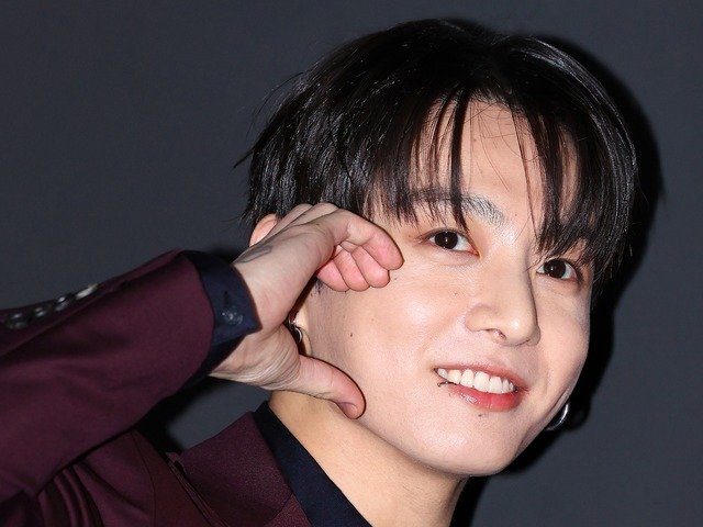 手拿啤酒观赛!BTS田柾国尽情享受第二次世界杯舞台