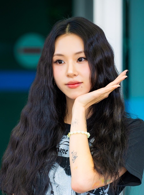 TWICE彩瑛疑似在锐舞派对上“在室内吸烟”;她用手捂住嘴的照片在网上疯传