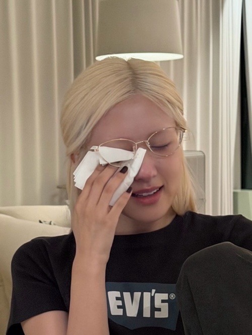 “是发生什么事了吗……?”BLACKPINK Rosé一张似在拭泪的“意味深长照”引粉丝担忧