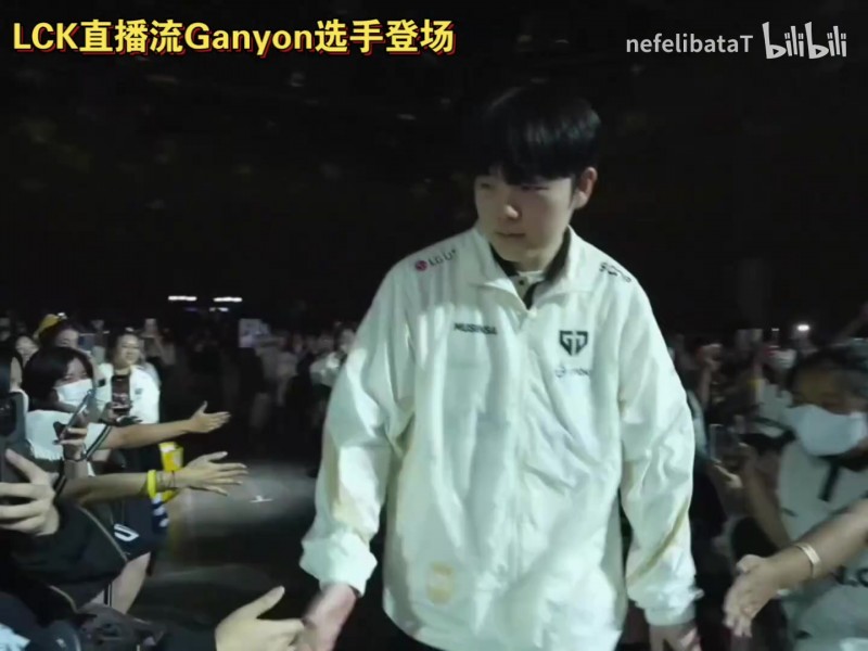 GEN对阵DK赛前三叔登场，许哥和观众一起喊“Canyon，Fighting！